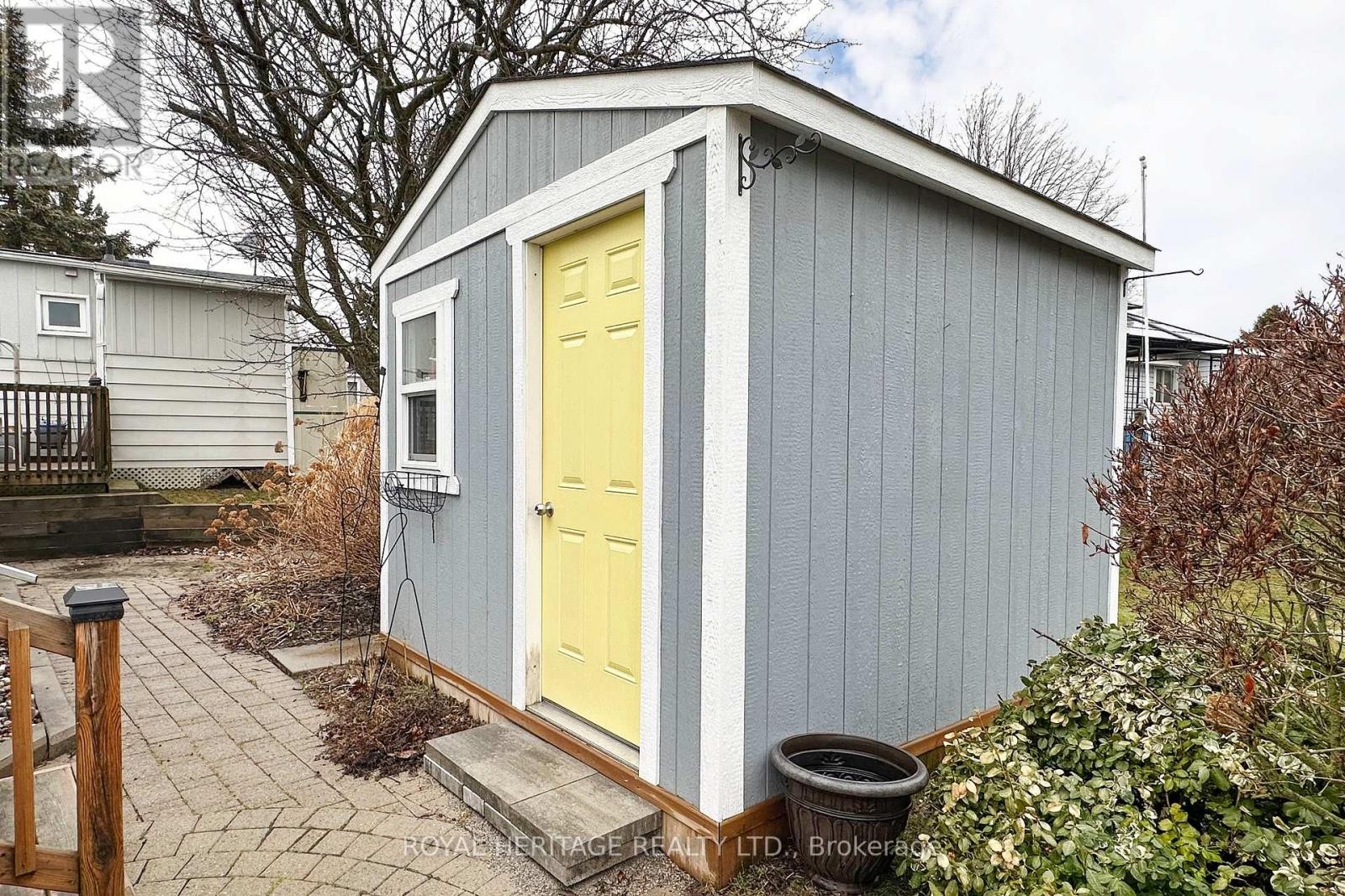 












40 BLUFFS ROAD

,
Clarington (Bowmanville),




Ontario
L1B1A3

