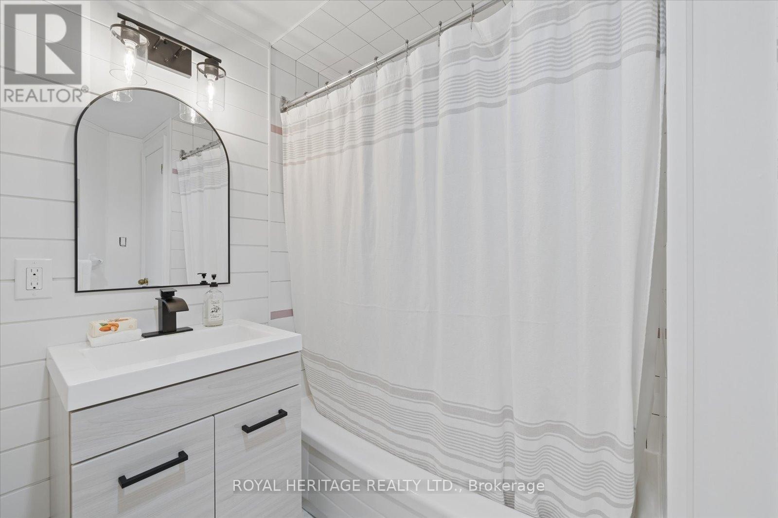 












55 GARSIDE AVENUE

,
Whitby (Brooklin),




Ontario
L1M1A9

