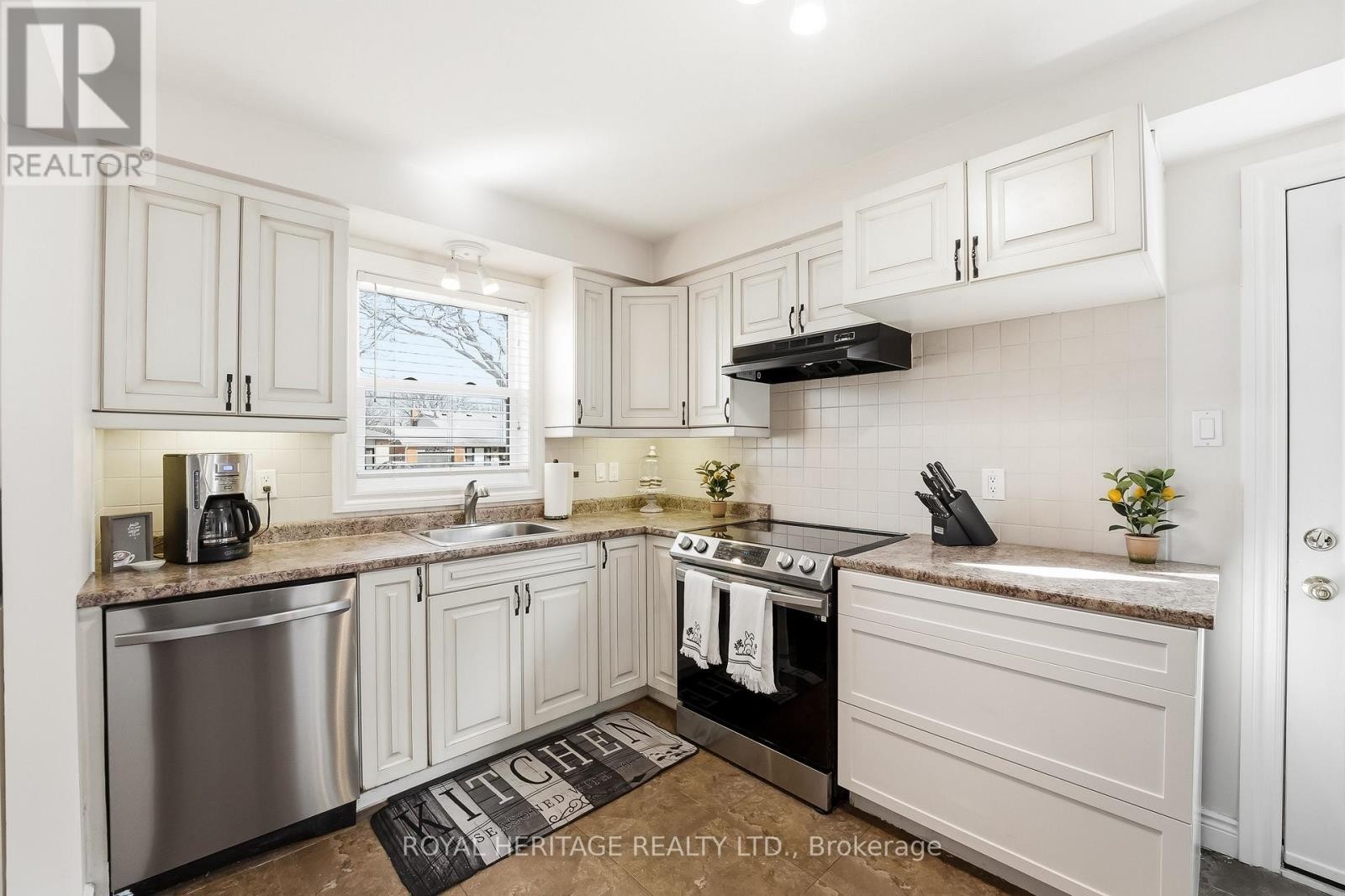 












148 GUTHRIE CRESCENT

,
Whitby (Lynde Creek),




Ontario
L1P1A8

