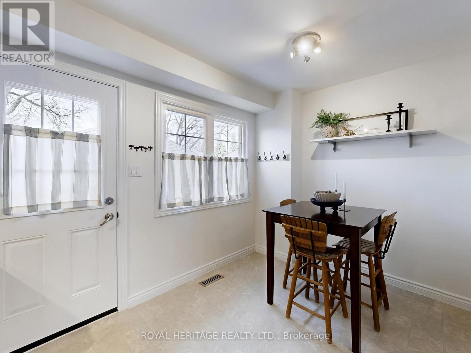 












39 - 10 BASSETT BOULEVARD

,
Whitby (Pringle Creek),




Ontario
L1N9C4

