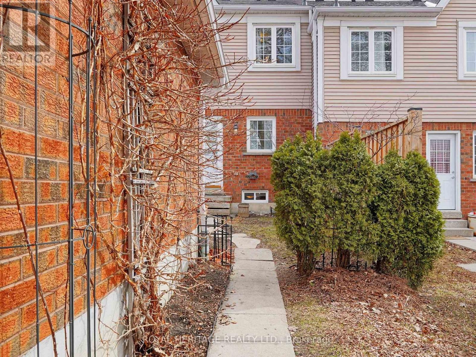 












39 - 10 BASSETT BOULEVARD

,
Whitby (Pringle Creek),




Ontario
L1N9C4

