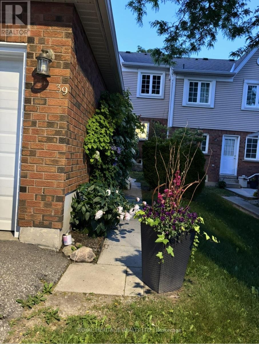 












39 - 10 BASSETT BOULEVARD

,
Whitby (Pringle Creek),




Ontario
L1N9C4

