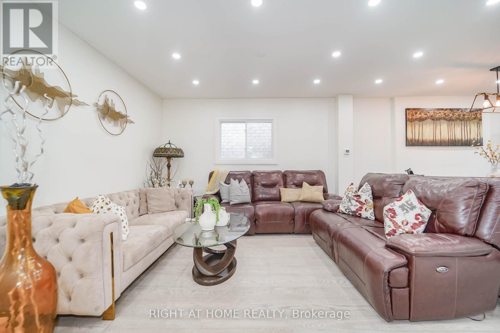 












174 AYLESWORTH AVENUE

,
Toronto (Birchcliffe-Cliffside),




Ontario
M1N2J6

