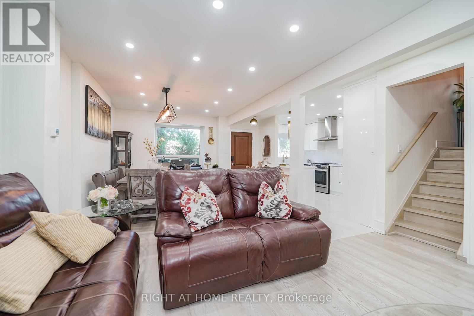 












174 AYLESWORTH AVENUE

,
Toronto (Birchcliffe-Cliffside),




Ontario
M1N2J6

