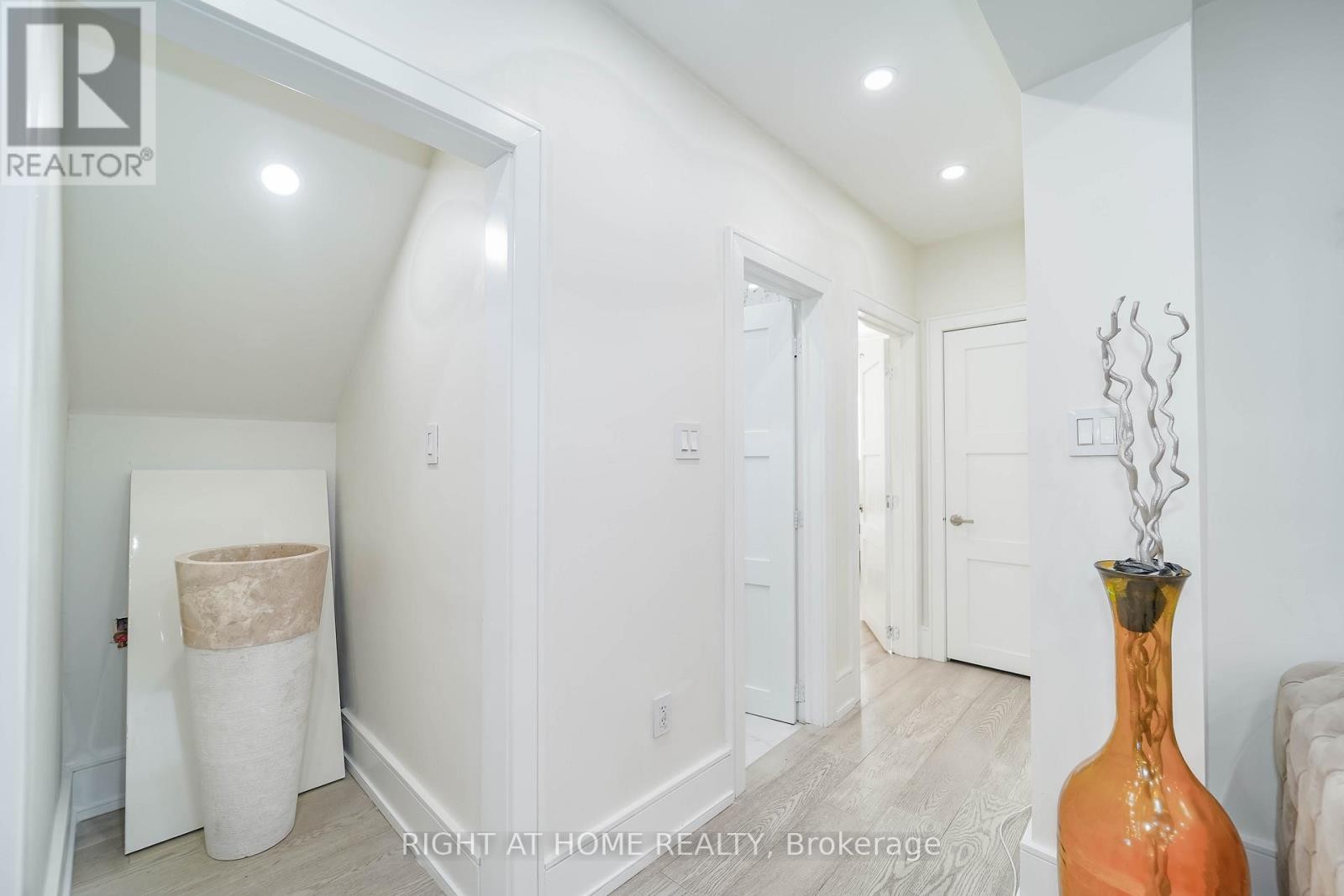 












174 AYLESWORTH AVENUE

,
Toronto (Birchcliffe-Cliffside),




Ontario
M1N2J6


