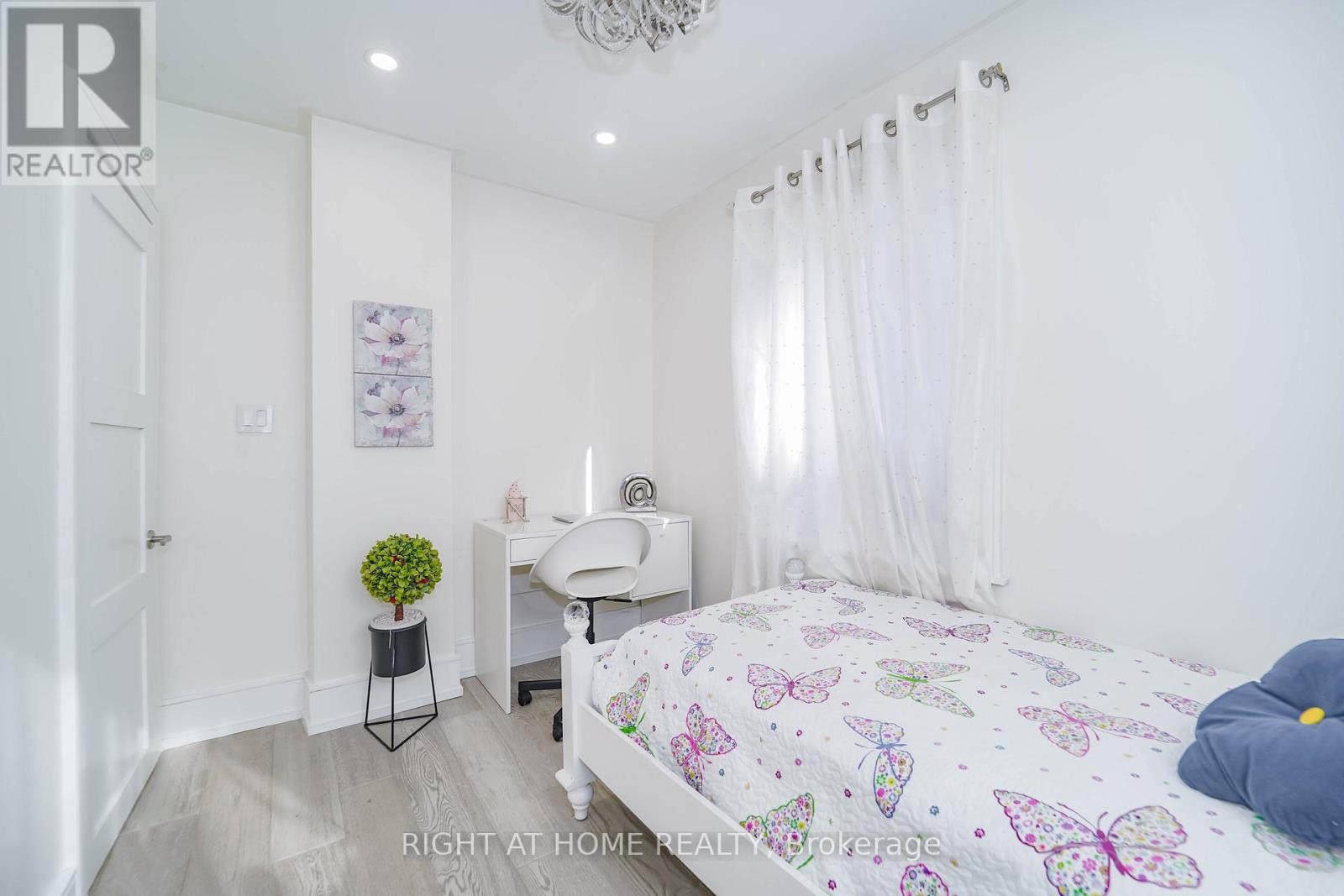 












174 AYLESWORTH AVENUE

,
Toronto (Birchcliffe-Cliffside),




Ontario
M1N2J6


