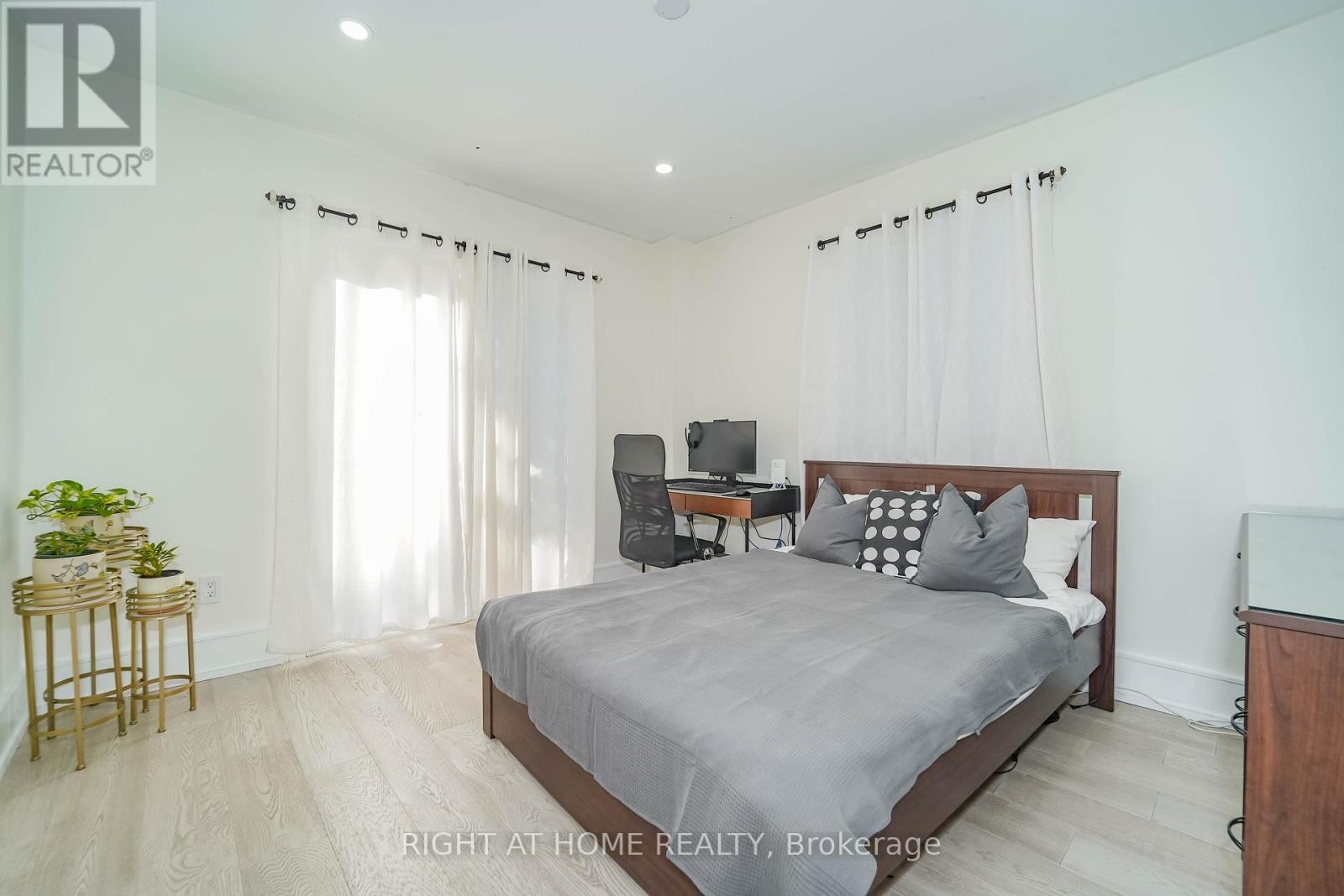 












174 AYLESWORTH AVENUE

,
Toronto (Birchcliffe-Cliffside),




Ontario
M1N2J6

