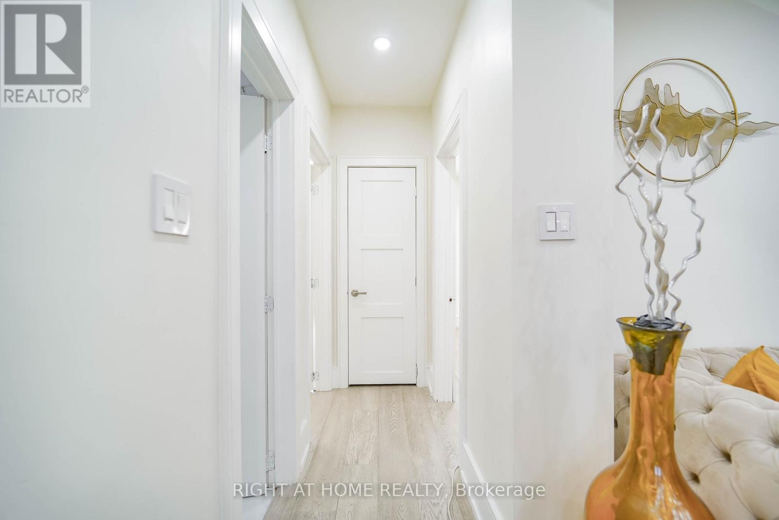 












174 AYLESWORTH AVENUE

,
Toronto (Birchcliffe-Cliffside),




Ontario
M1N2J6

