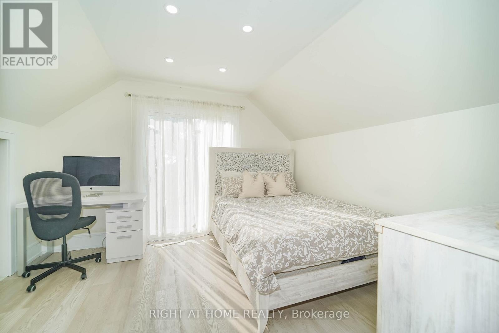 












174 AYLESWORTH AVENUE

,
Toronto (Birchcliffe-Cliffside),




Ontario
M1N2J6

