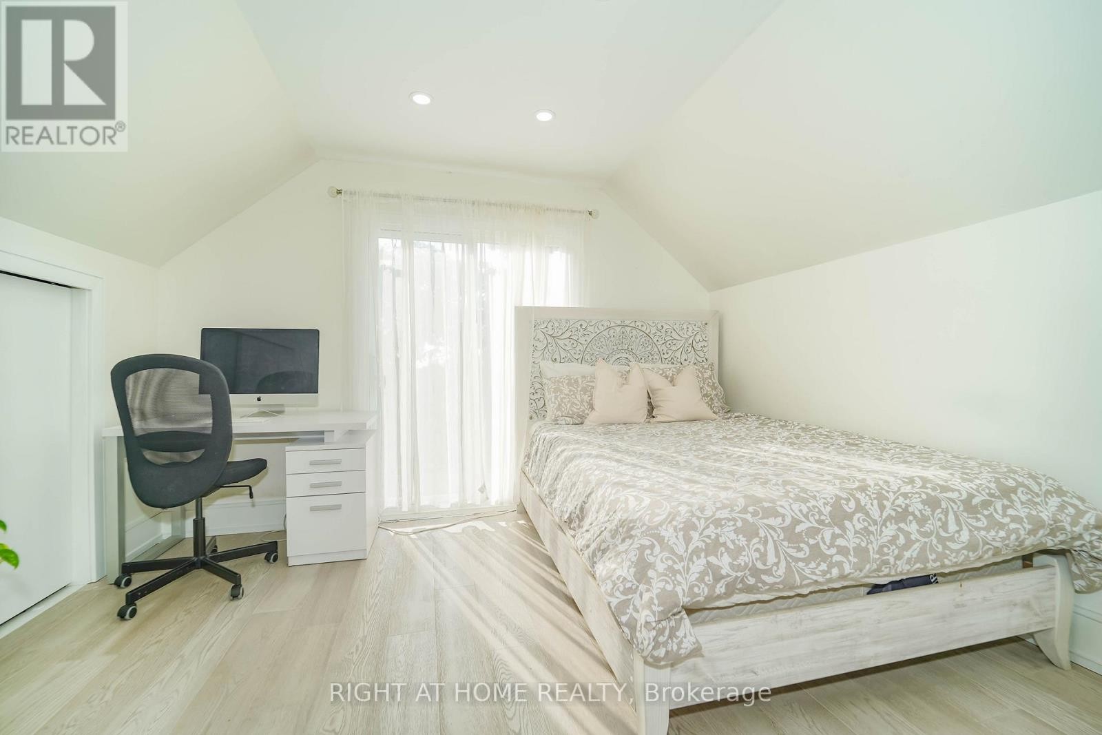












174 AYLESWORTH AVENUE

,
Toronto (Birchcliffe-Cliffside),




Ontario
M1N2J6

