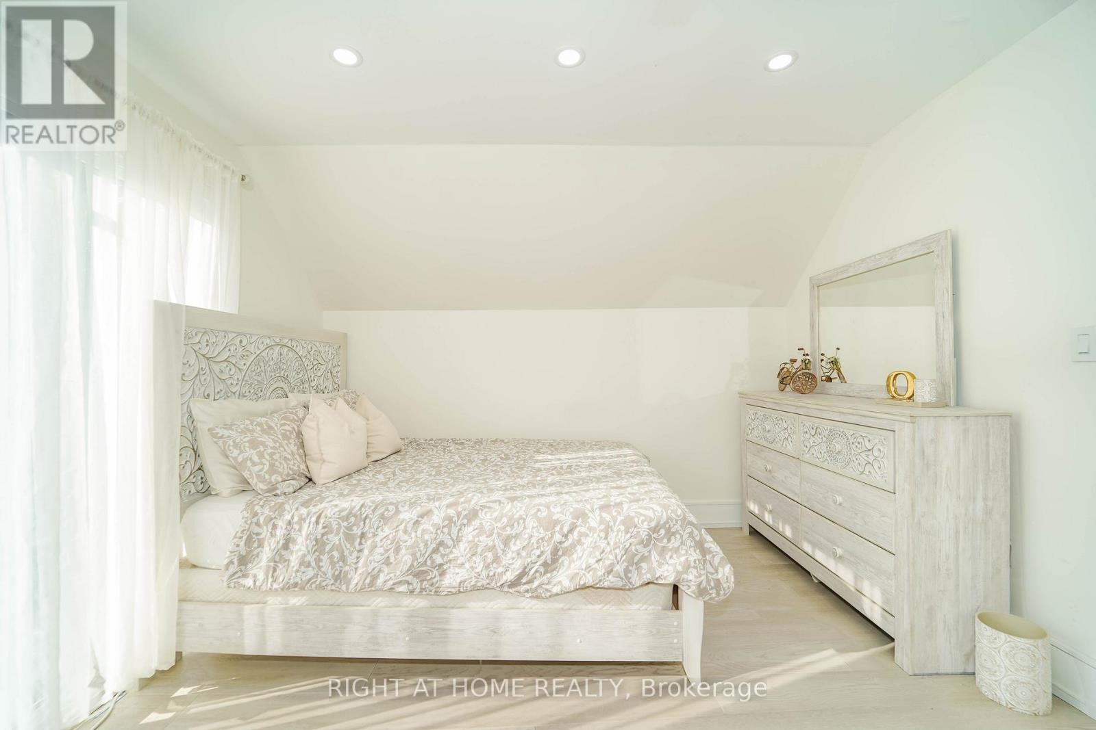 












174 AYLESWORTH AVENUE

,
Toronto (Birchcliffe-Cliffside),




Ontario
M1N2J6

