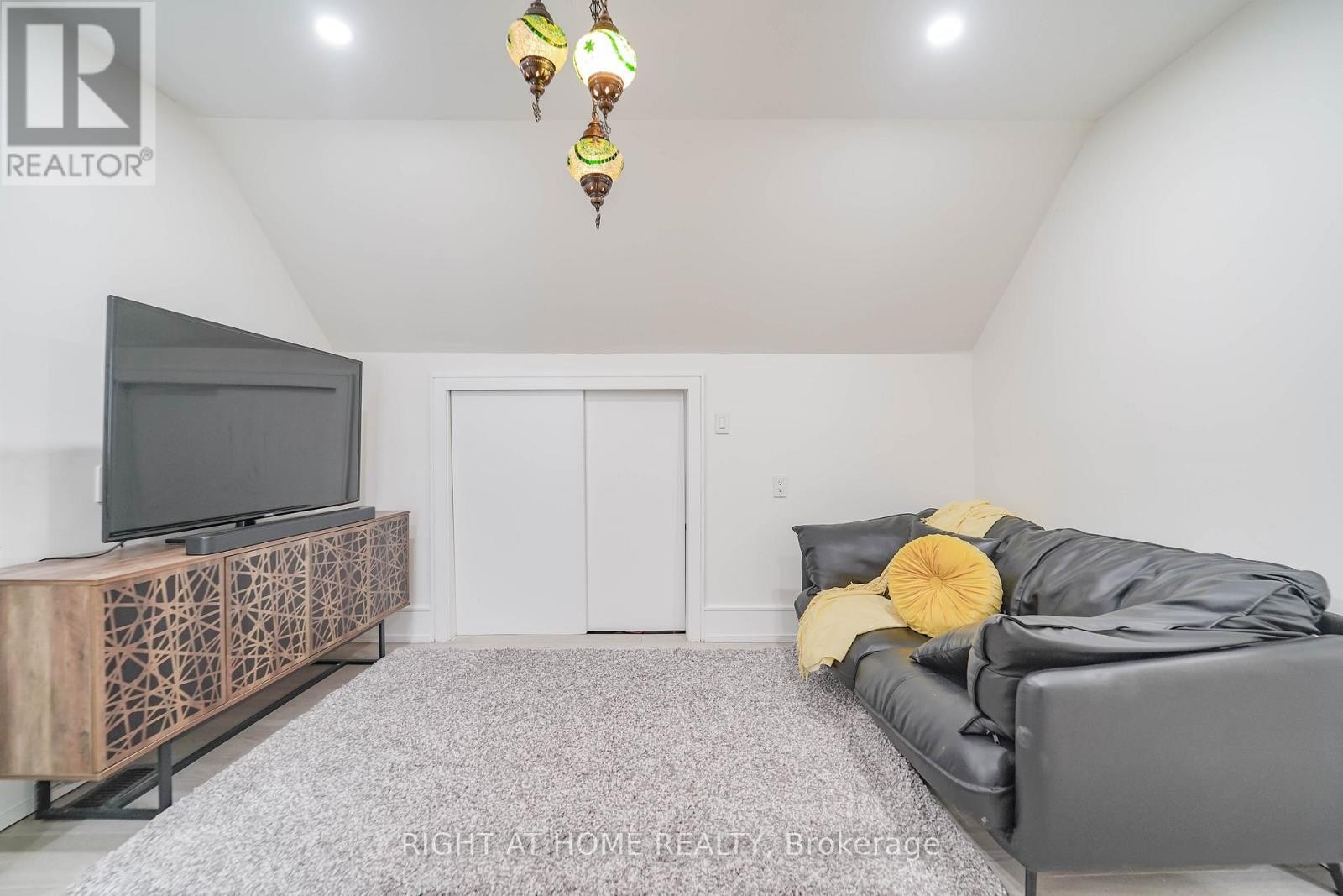 












174 AYLESWORTH AVENUE

,
Toronto (Birchcliffe-Cliffside),




Ontario
M1N2J6

