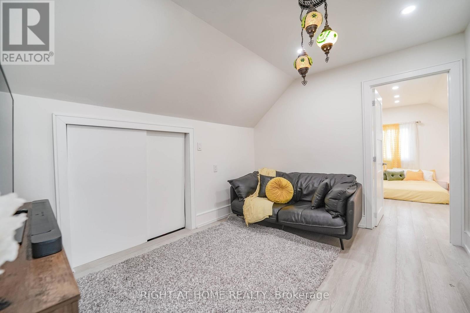 












174 AYLESWORTH AVENUE

,
Toronto (Birchcliffe-Cliffside),




Ontario
M1N2J6

