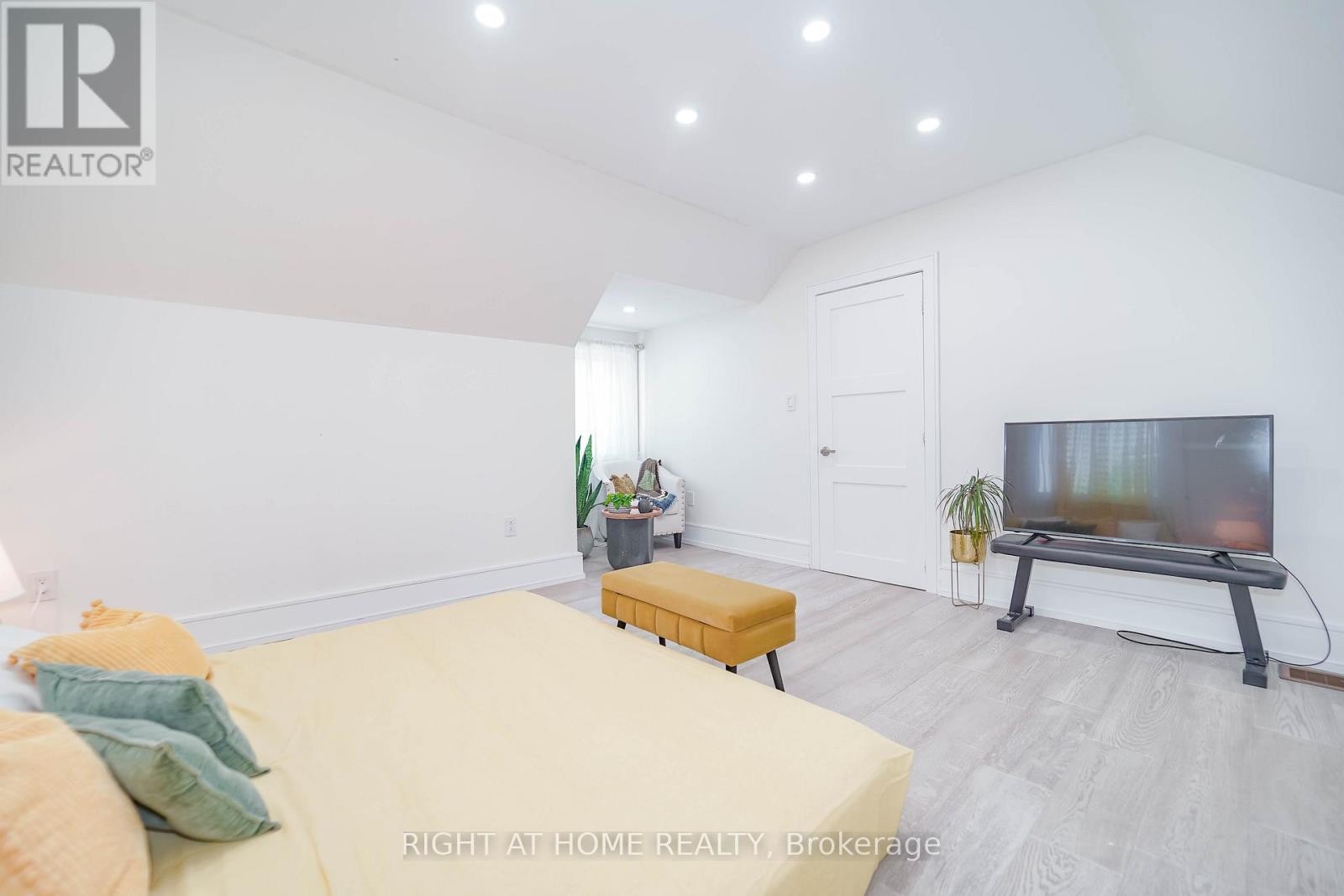 












174 AYLESWORTH AVENUE

,
Toronto (Birchcliffe-Cliffside),




Ontario
M1N2J6

