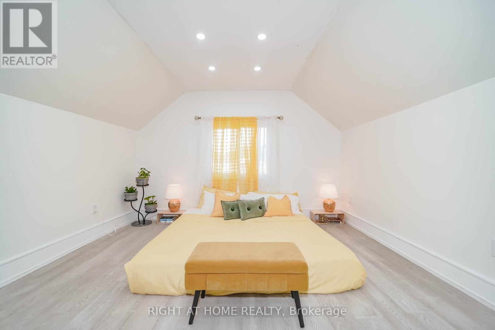 












174 AYLESWORTH AVENUE

,
Toronto (Birchcliffe-Cliffside),




Ontario
M1N2J6

