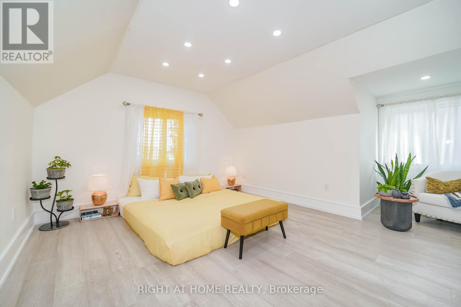 












174 AYLESWORTH AVENUE

,
Toronto (Birchcliffe-Cliffside),




Ontario
M1N2J6

