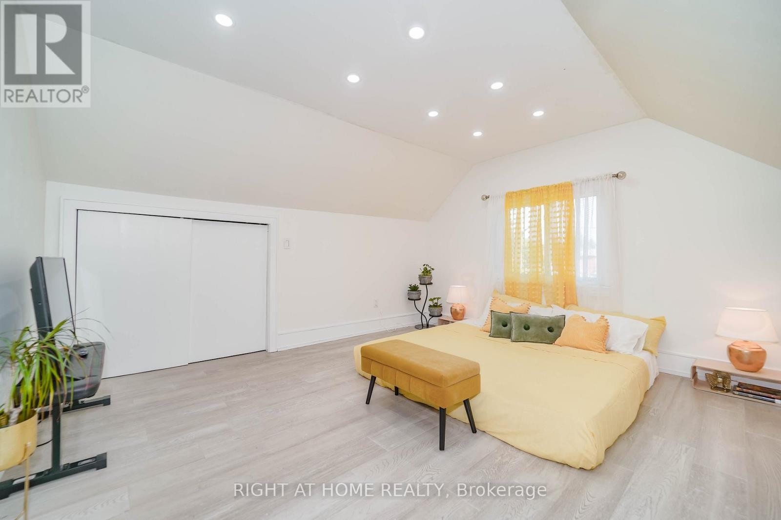 












174 AYLESWORTH AVENUE

,
Toronto (Birchcliffe-Cliffside),




Ontario
M1N2J6

