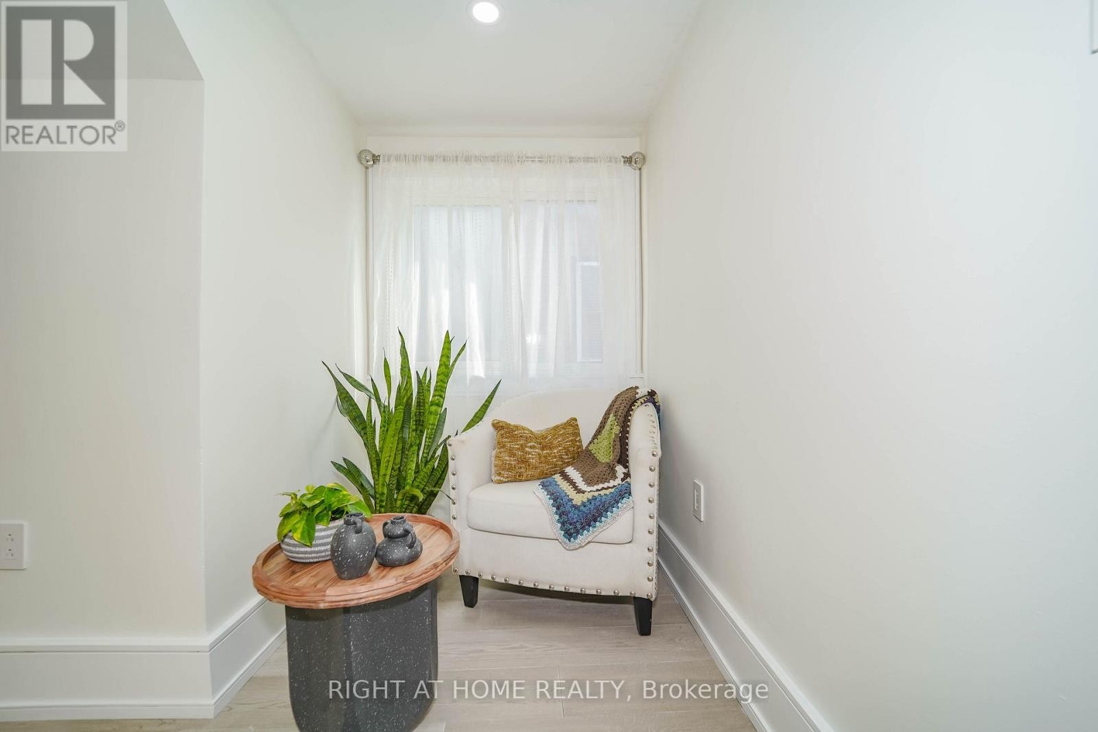 












174 AYLESWORTH AVENUE

,
Toronto (Birchcliffe-Cliffside),




Ontario
M1N2J6

