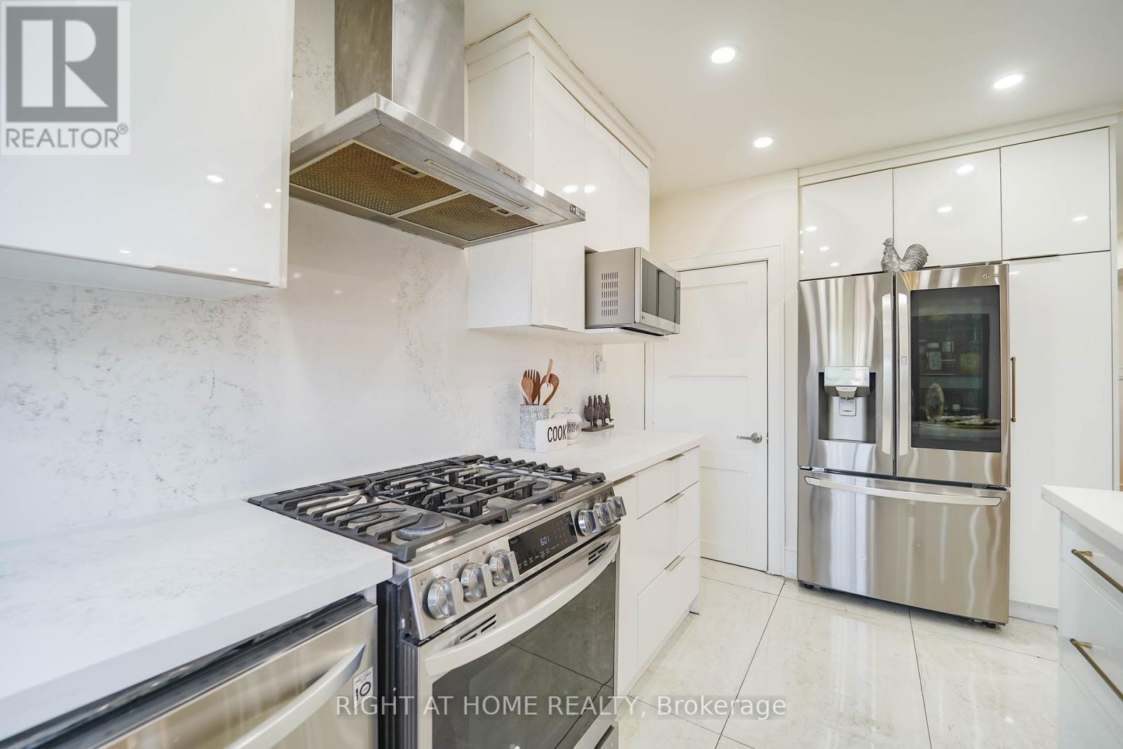 












174 AYLESWORTH AVENUE

,
Toronto (Birchcliffe-Cliffside),




Ontario
M1N2J6

