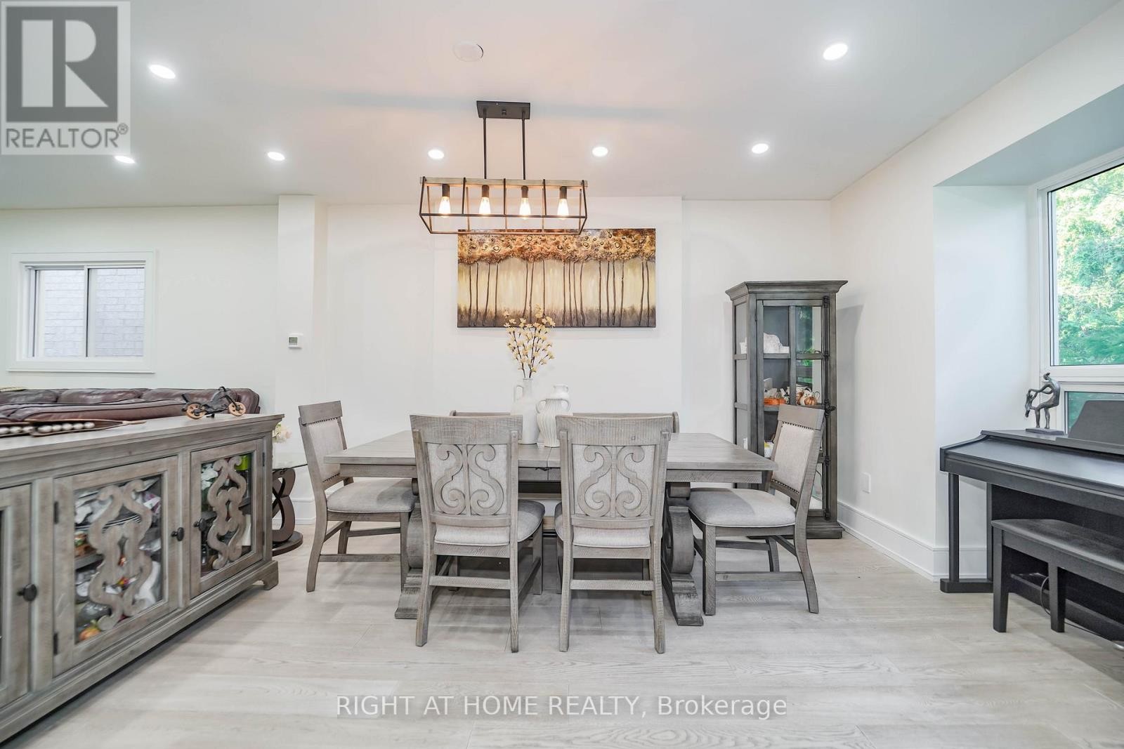 












174 AYLESWORTH AVENUE

,
Toronto (Birchcliffe-Cliffside),




Ontario
M1N2J6

