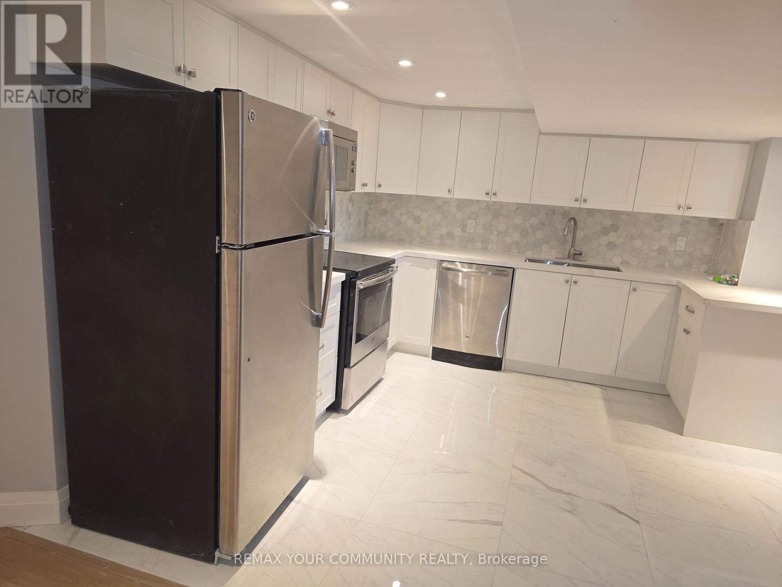 












LOWER LEVEL - 312 COCHRANE STREET

,
Whitby (Lynde Creek),




Ontario
L1N5J3

