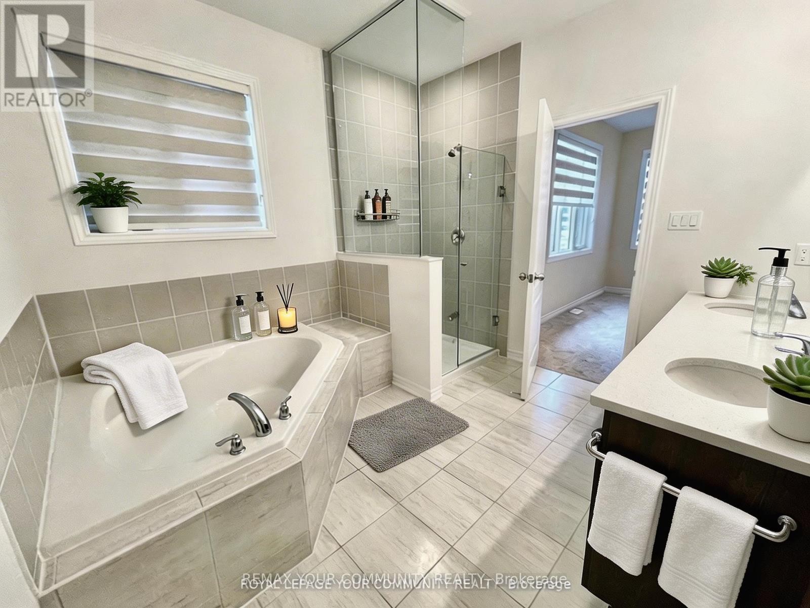 












29 HICKLING LANE

,
Ajax (Northwest Ajax),




Ontario
L1T0P9

