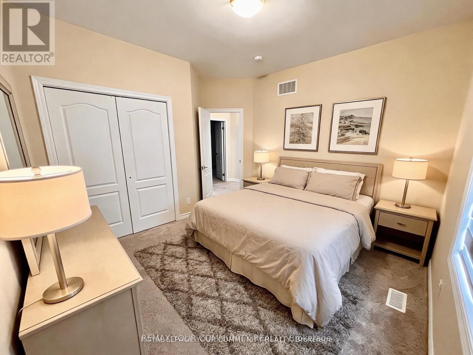 












29 HICKLING LANE

,
Ajax (Northwest Ajax),




Ontario
L1T0P9

