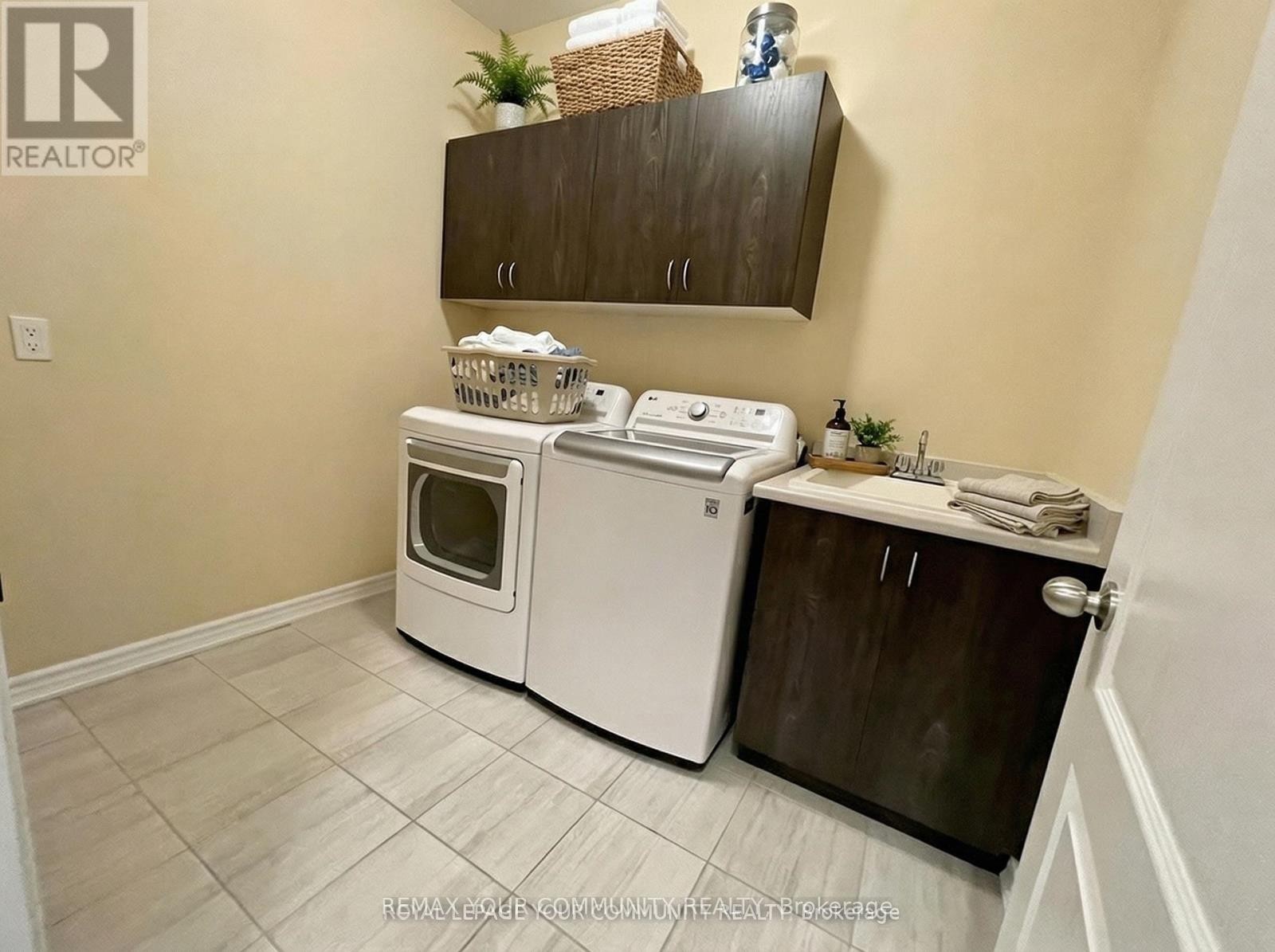 












29 HICKLING LANE

,
Ajax (Northwest Ajax),




Ontario
L1T0P9

