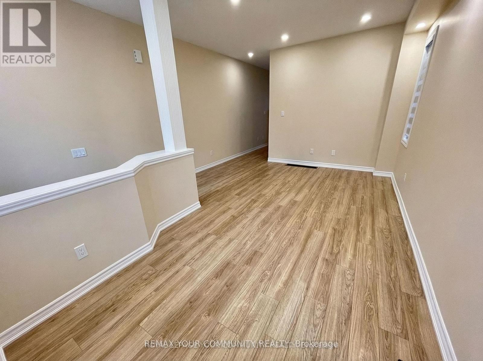 












29 HICKLING LANE

,
Ajax (Northwest Ajax),




Ontario
L1T0P9

