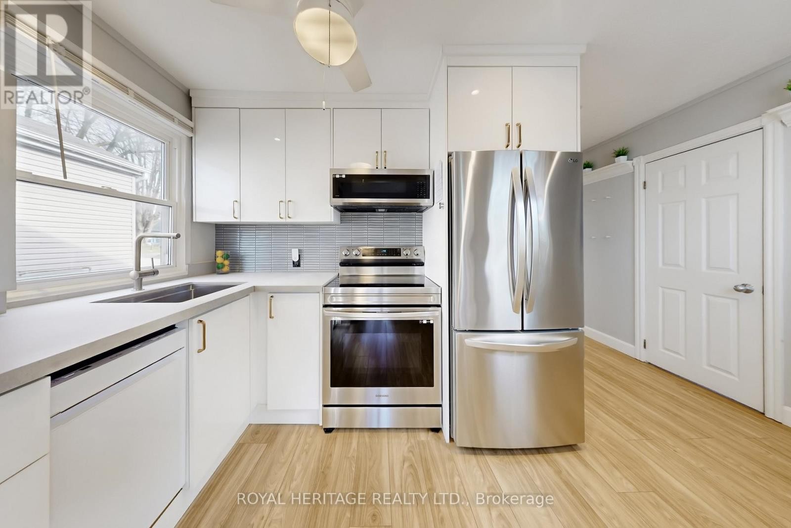 












24 YORK STREET

,
Ajax (Central),




Ontario
L1S1S8

