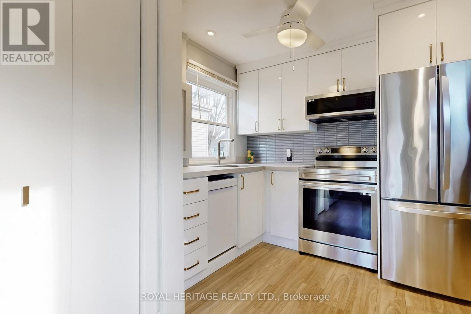 












24 YORK STREET

,
Ajax (Central),




Ontario
L1S1S8

