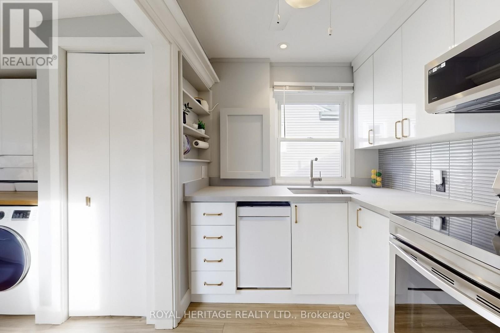 












24 YORK STREET

,
Ajax (Central),




Ontario
L1S1S8

