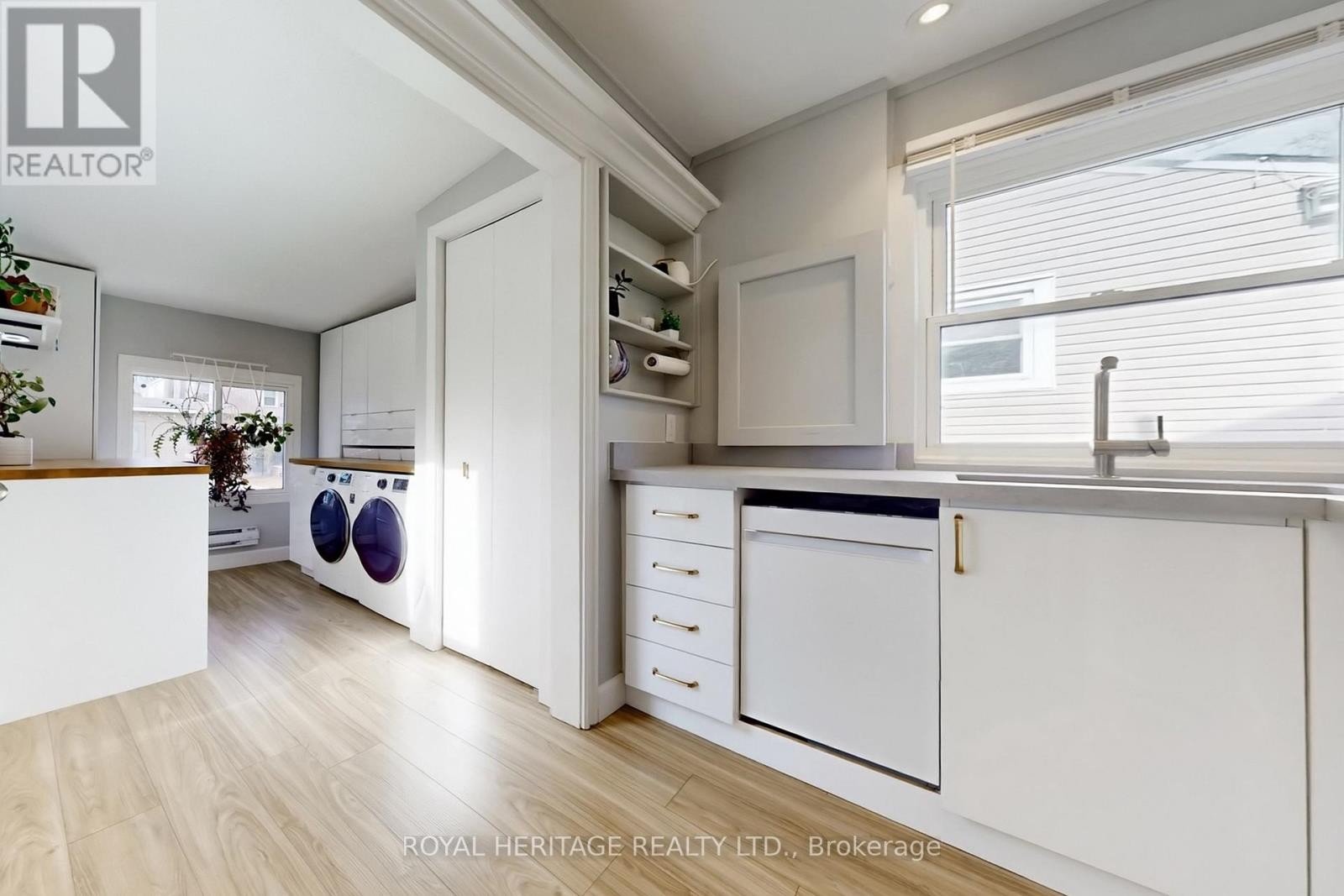 












24 YORK STREET

,
Ajax (Central),




Ontario
L1S1S8

