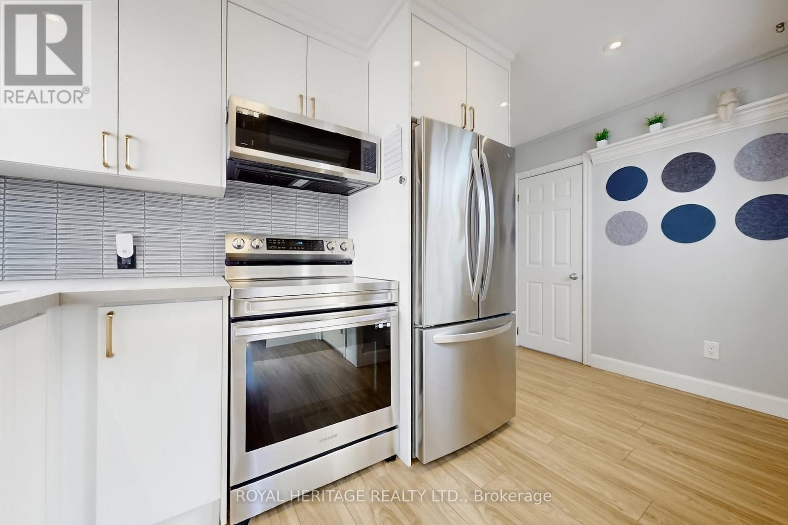 












24 YORK STREET

,
Ajax (Central),




Ontario
L1S1S8

