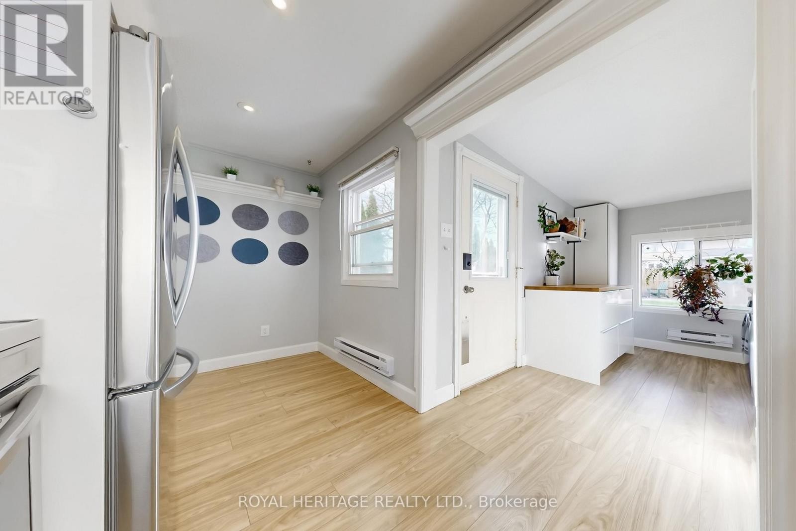 












24 YORK STREET

,
Ajax (Central),




Ontario
L1S1S8

