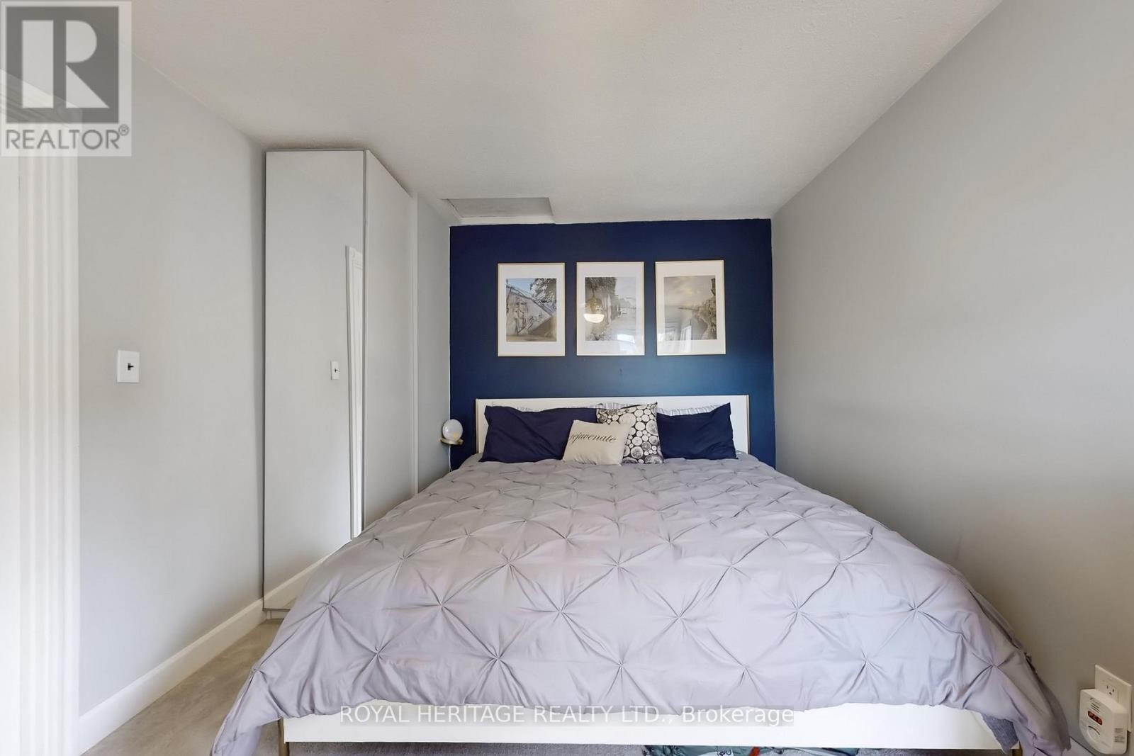 












24 YORK STREET

,
Ajax (Central),




Ontario
L1S1S8

