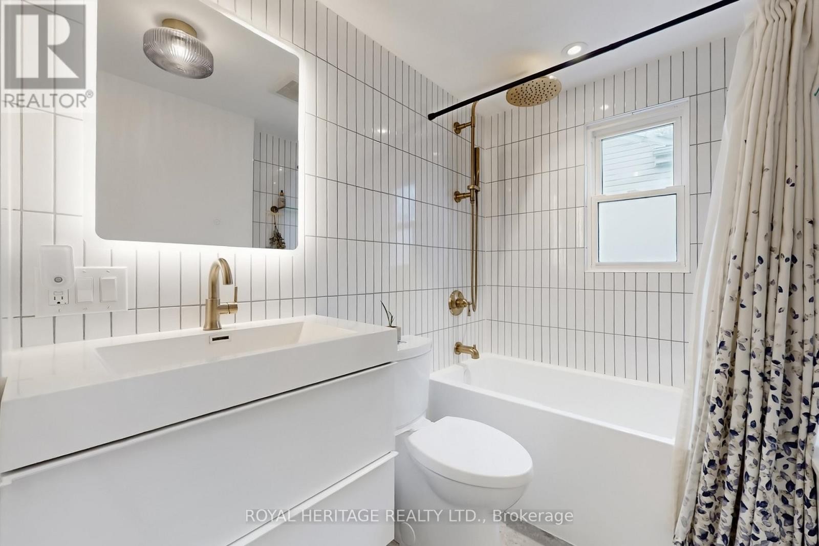 












24 YORK STREET

,
Ajax (Central),




Ontario
L1S1S8

