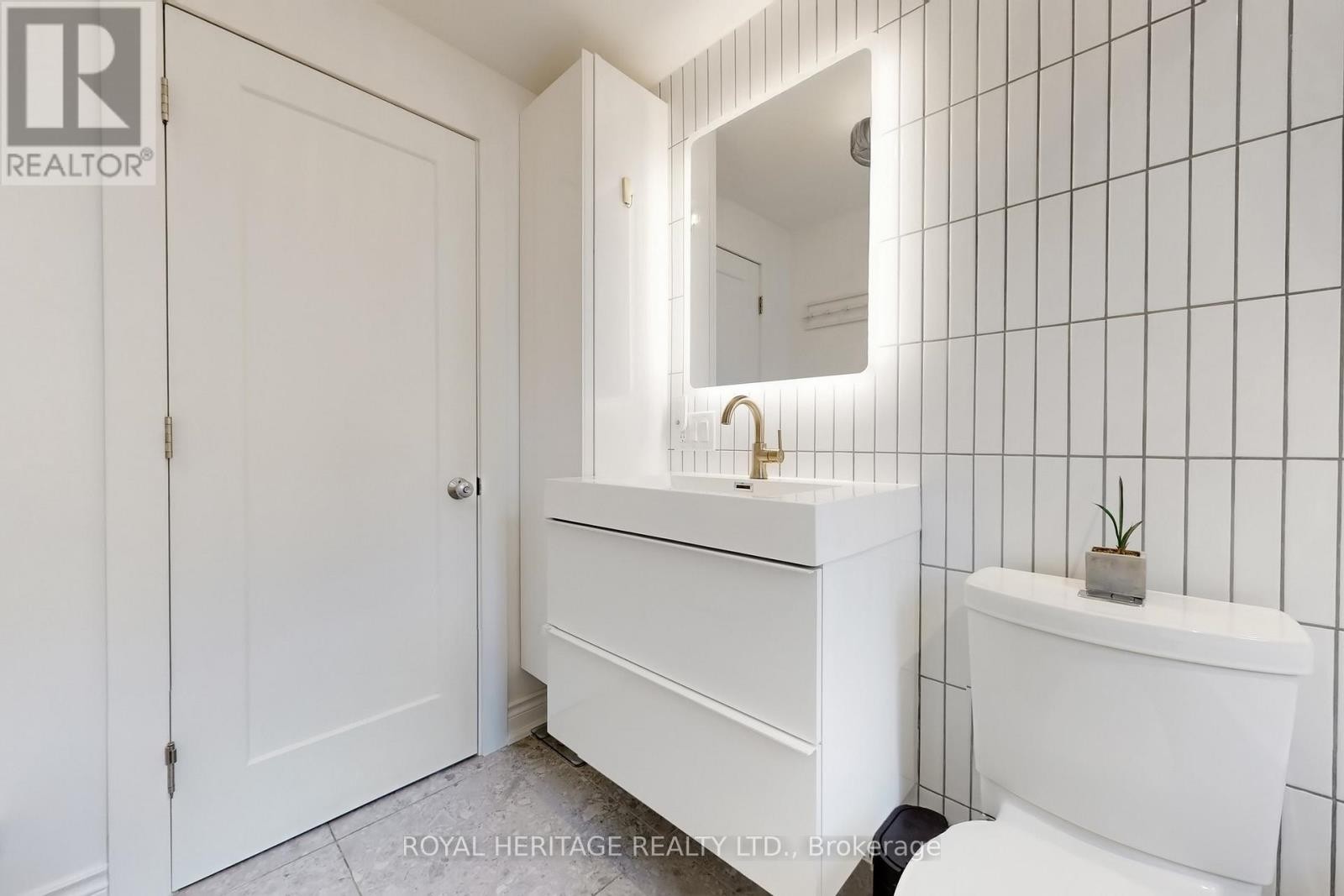 












24 YORK STREET

,
Ajax (Central),




Ontario
L1S1S8

