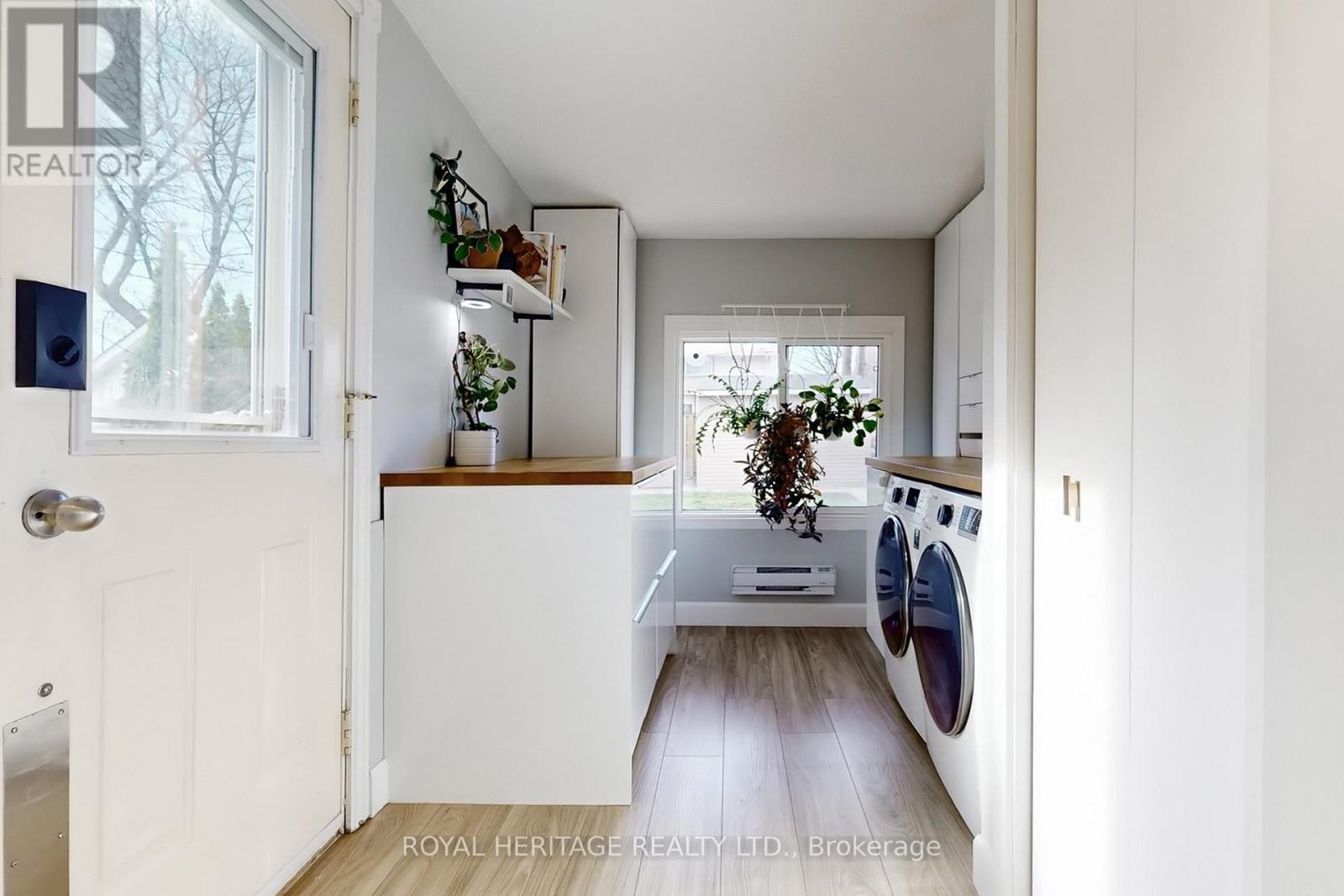 












24 YORK STREET

,
Ajax (Central),




Ontario
L1S1S8

