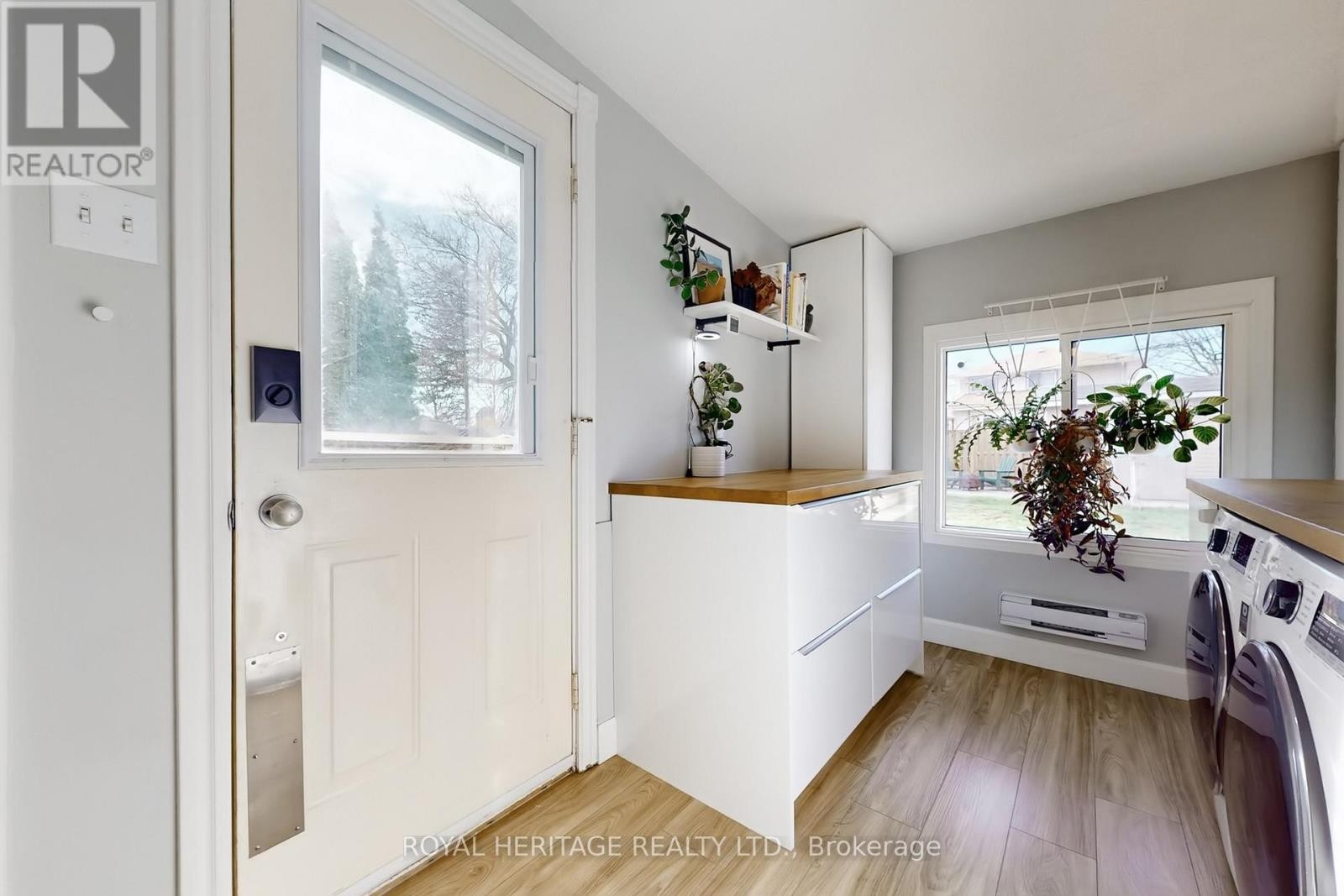 












24 YORK STREET

,
Ajax (Central),




Ontario
L1S1S8

