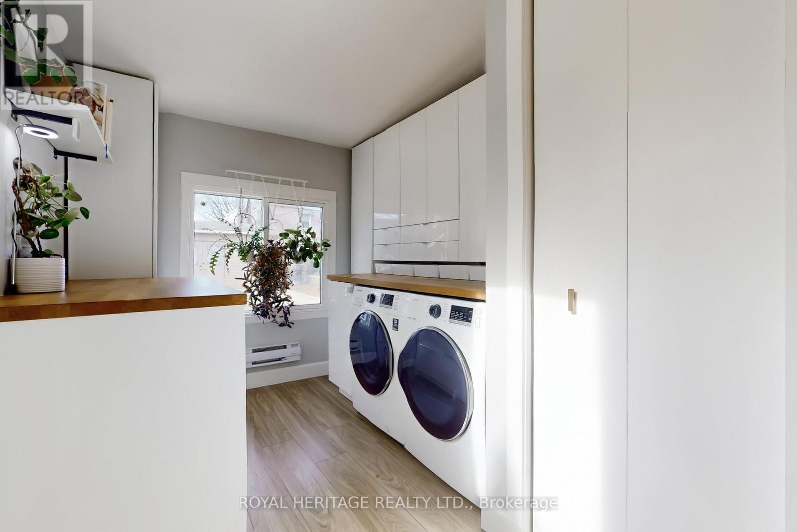 












24 YORK STREET

,
Ajax (Central),




Ontario
L1S1S8

