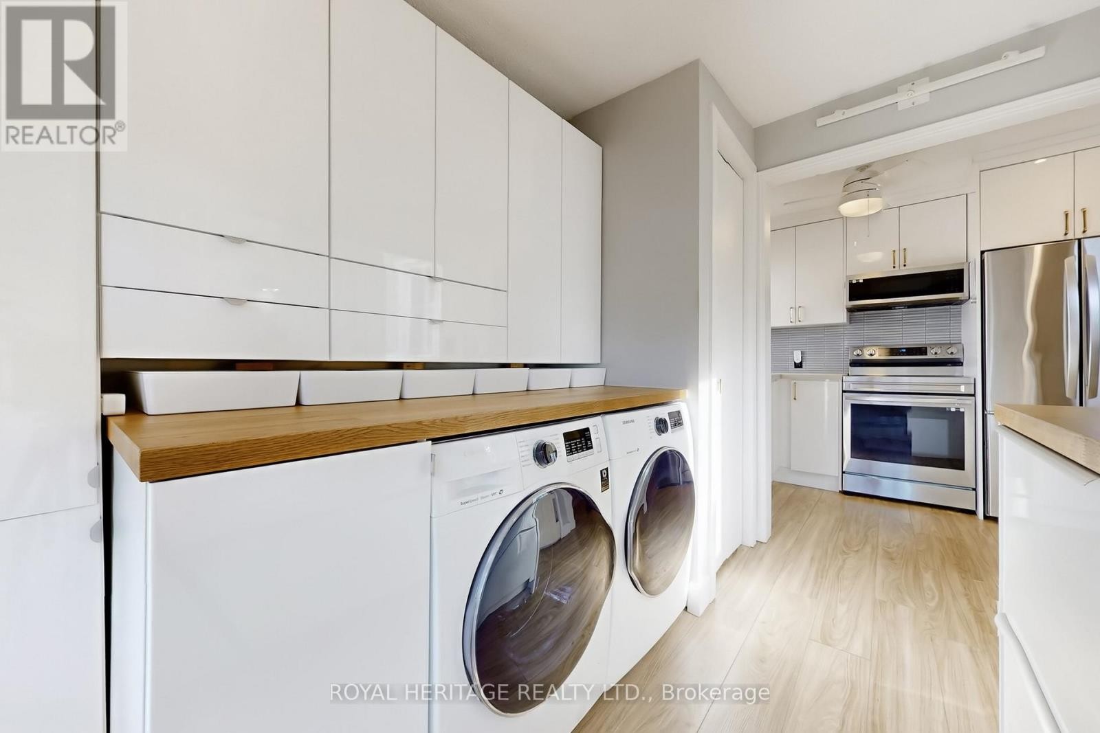 












24 YORK STREET

,
Ajax (Central),




Ontario
L1S1S8

