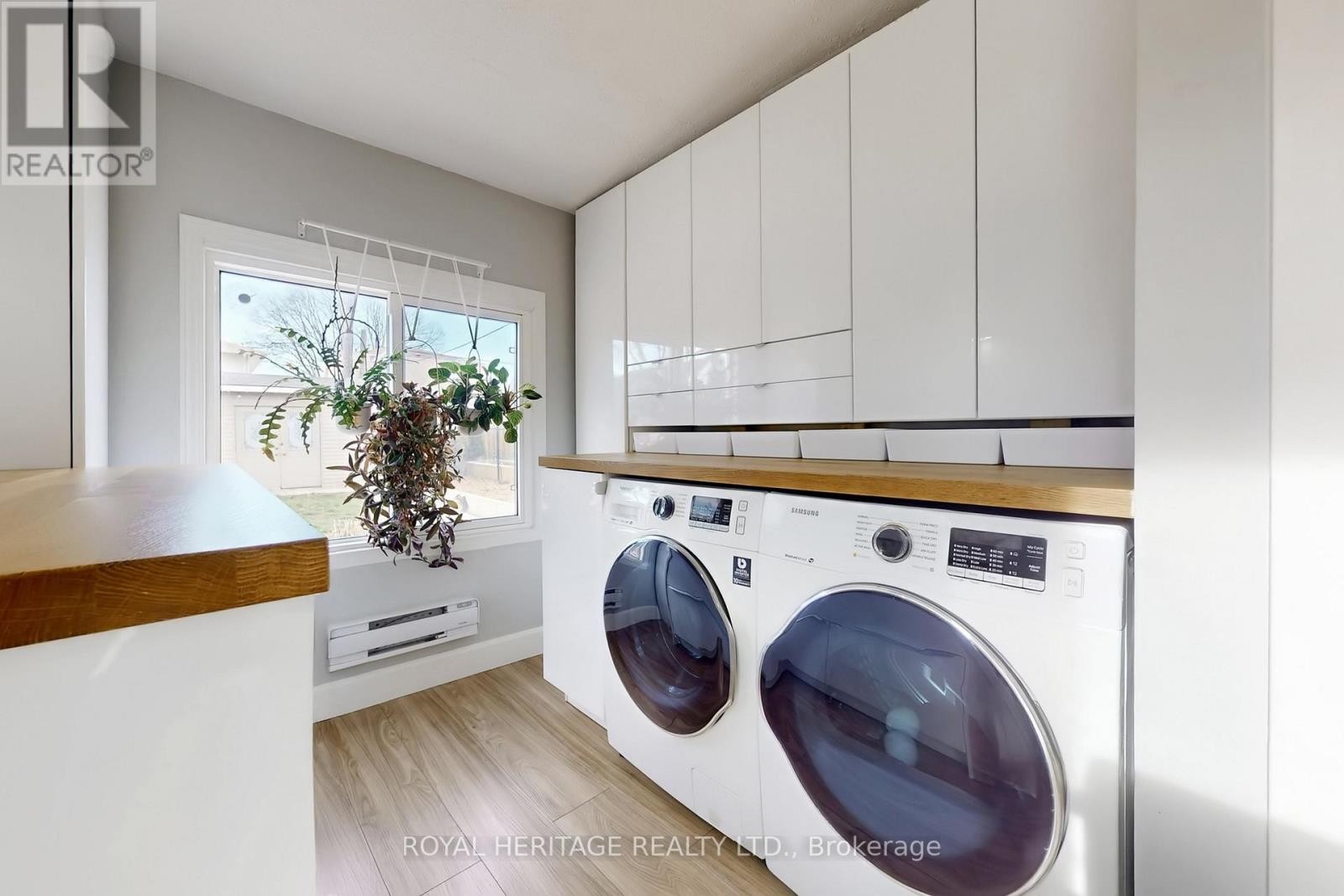 












24 YORK STREET

,
Ajax (Central),




Ontario
L1S1S8

