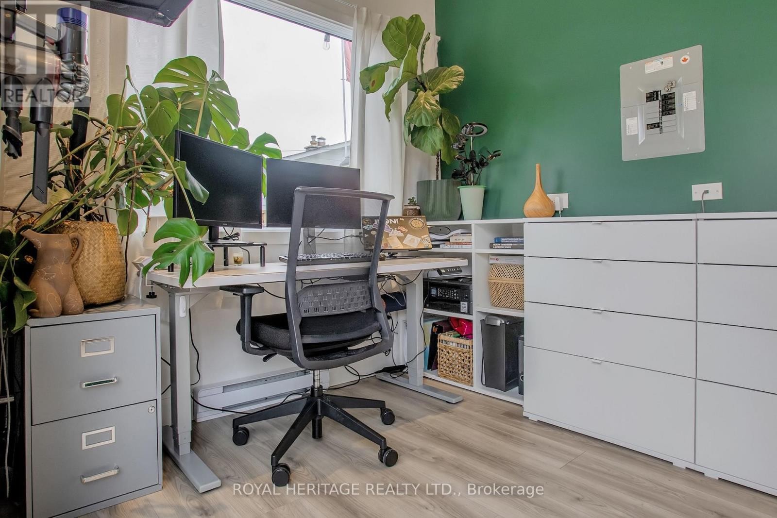 












24 YORK STREET

,
Ajax (Central),




Ontario
L1S1S8

