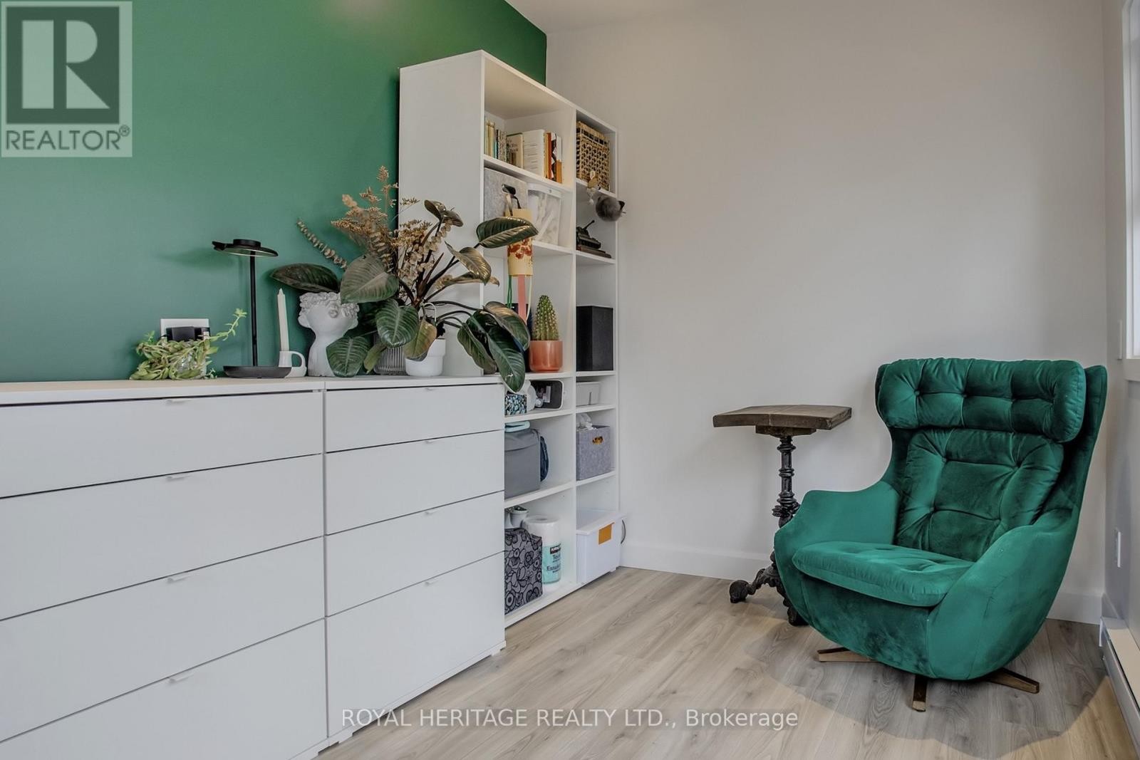 












24 YORK STREET

,
Ajax (Central),




Ontario
L1S1S8

