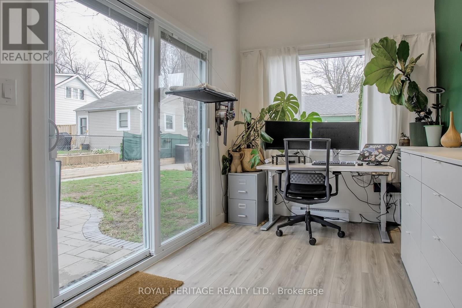 












24 YORK STREET

,
Ajax (Central),




Ontario
L1S1S8

