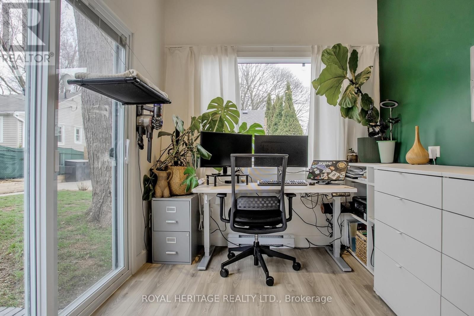 












24 YORK STREET

,
Ajax (Central),




Ontario
L1S1S8

