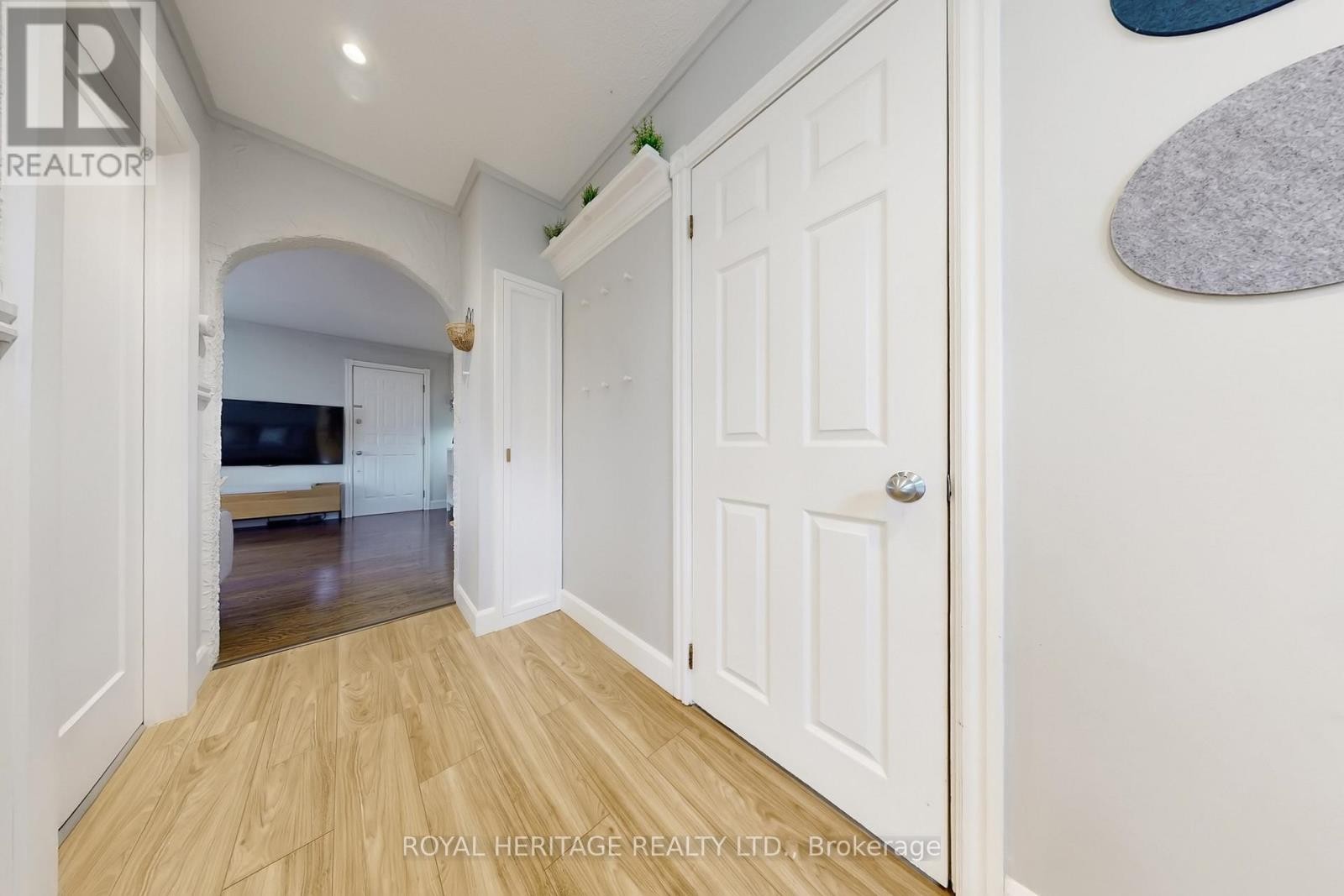 












24 YORK STREET

,
Ajax (Central),




Ontario
L1S1S8

