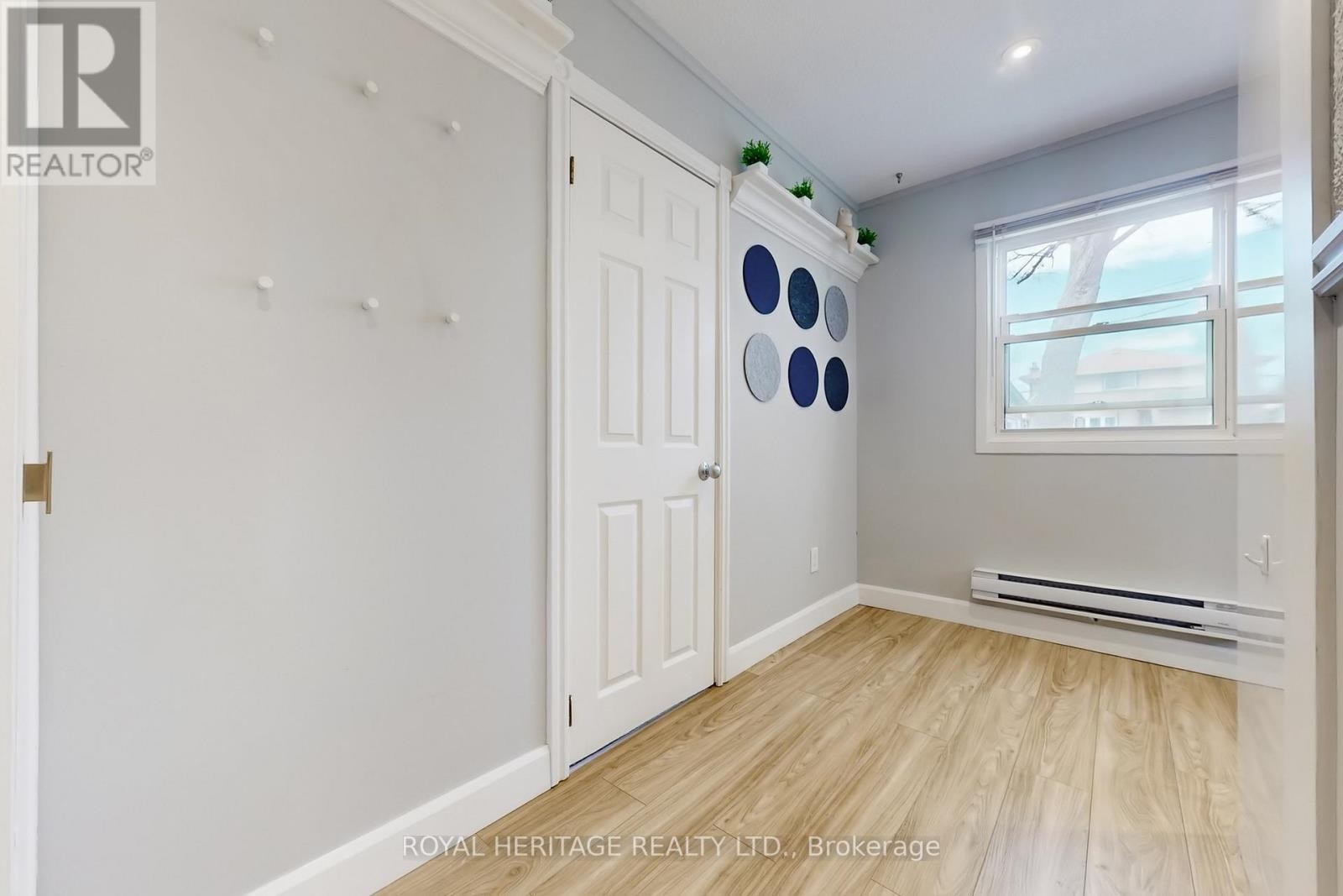 












24 YORK STREET

,
Ajax (Central),




Ontario
L1S1S8

