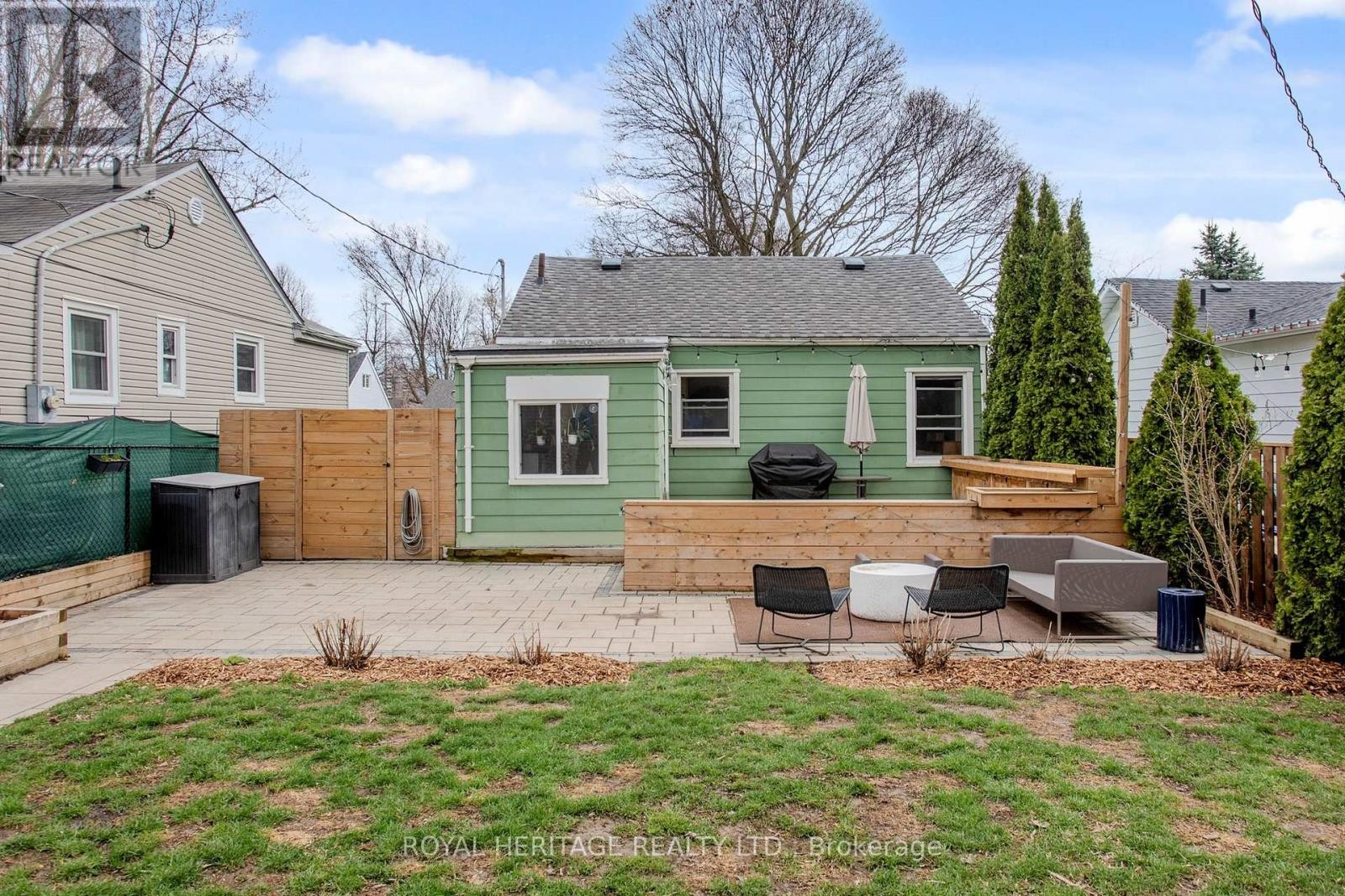 












24 YORK STREET

,
Ajax (Central),




Ontario
L1S1S8

